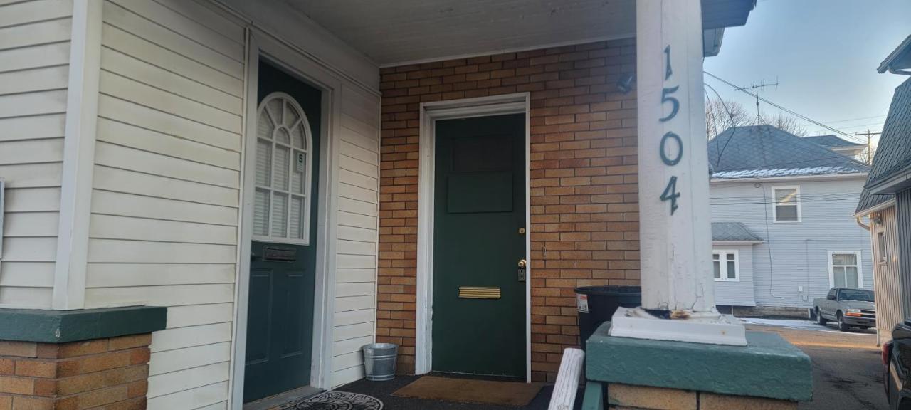 E. Michigan Walk Up Furnished 2 Bedroom Apt Lansing Exterior photo